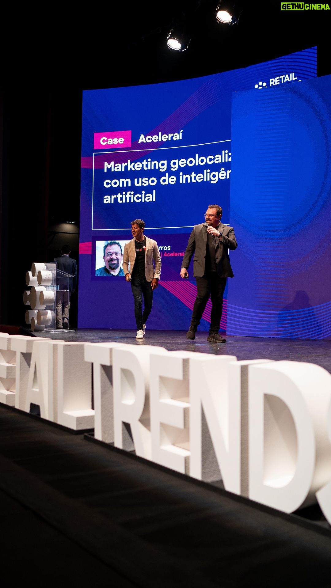 Rodrigo Faro Instagram - Ontem foi dia de mais um pós-NRF, mas dessa vez ainda mais especial: com @rodrigofaro e @gouveaexperience, apresentando à empresários de sucesso um pouco de como é a experiência ao usar o Geofast - a plataforma que assim como o Aceleraí, vem mudando a maneira como varejistas fazem propaganda. Bora que o ano está só começando! 🚀 #vendas #varejo #acelerai #negocios