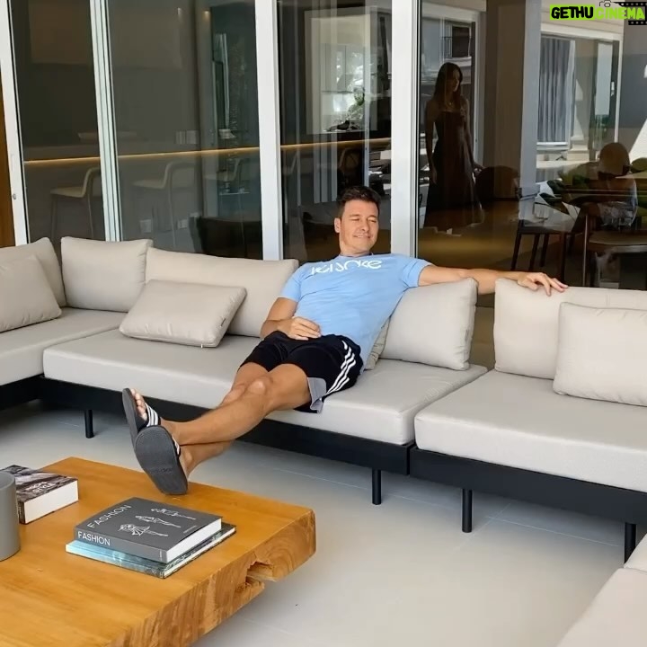 Rodrigo Faro Instagram - Nada como chegar em casa no Brasil cheio de fome…😂🤦🏻
