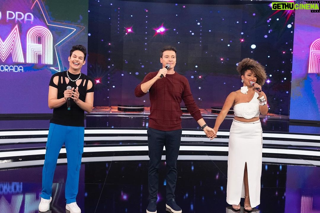 Rodrigo Faro Instagram - Hoje às 15:30 tem @horadofaro! 📺 Foto: chahestianphoto @record_comunicacao