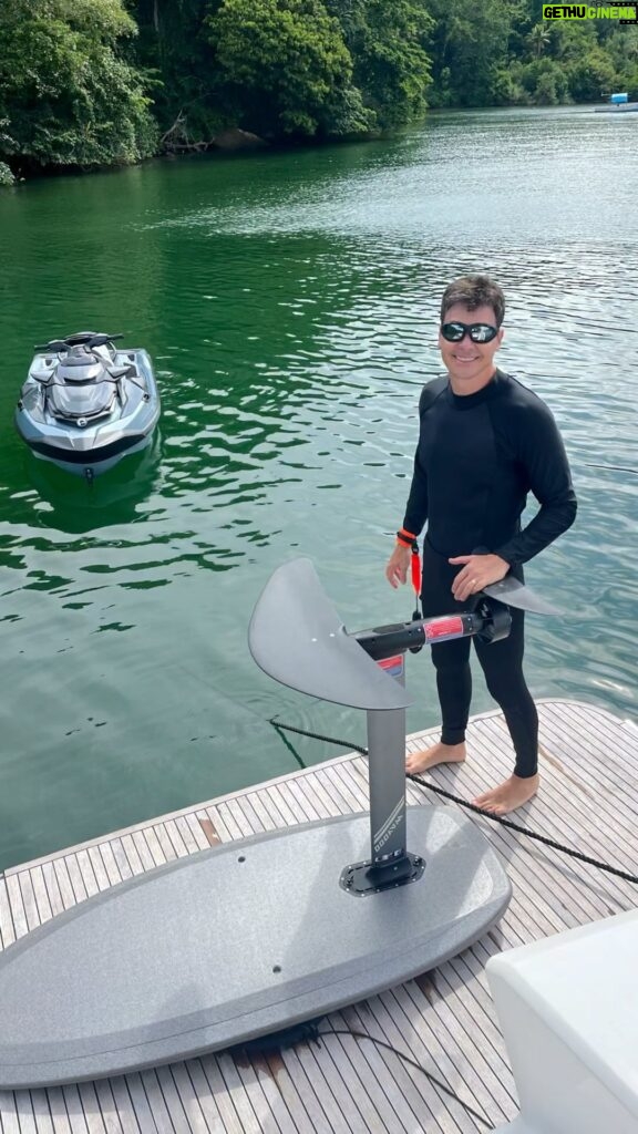 Rodrigo Faro Instagram - Primeiro dia de e-foil…Aprendendo um novo esporte…Uma sensação incrível de voar sobre as águas…❤️🌊