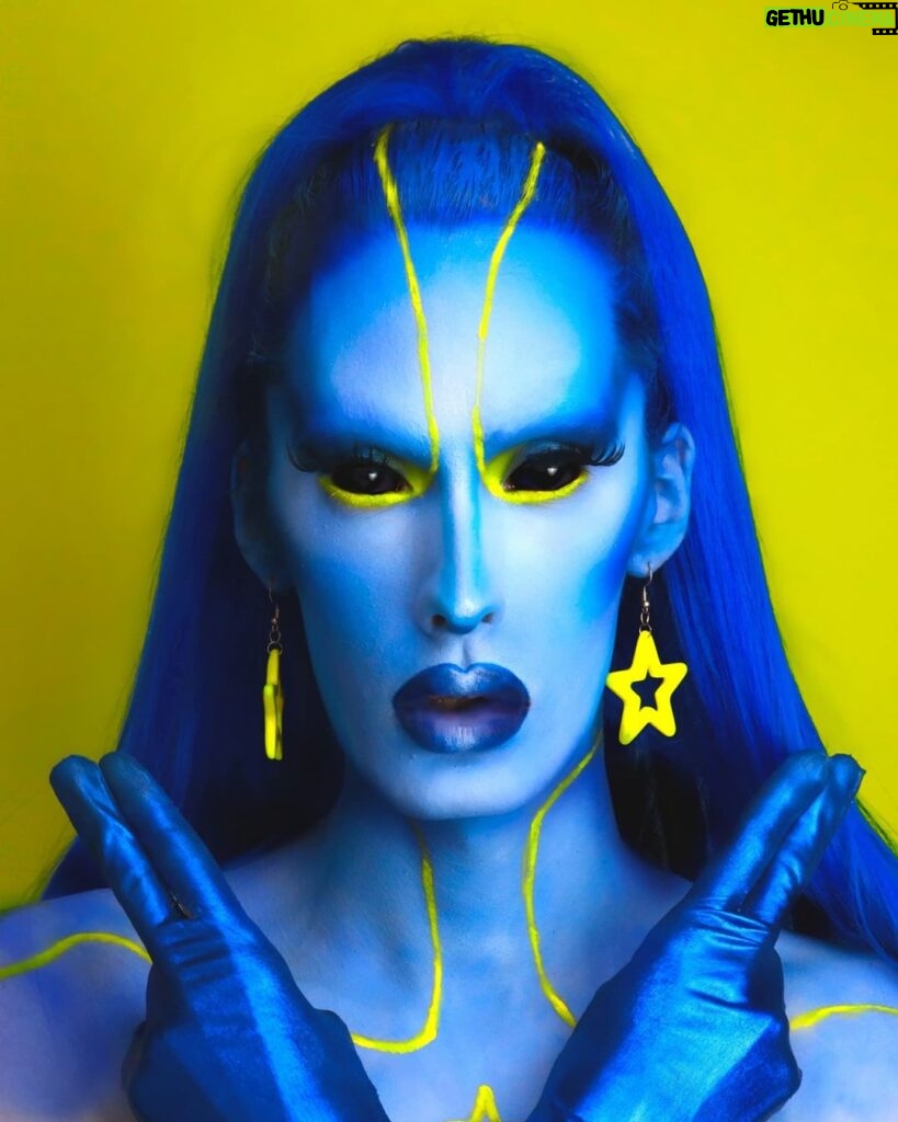 Roem Instagram - EXTRATERRESTRIAL 👽 ⚠️ The stars are full of intelligent life. They're either too intelligent too come here, or have been hiding here all along. 🛸 Do you think aliens exist? 🌌 #dragqueen #rupaulsdragrace #photoshoot #abstractmakeup #dragmakeup #makeuplooks #sciencefiction #dragraceholland #alien #alienmakeup #facepaint #dragartist #makeupartist #makeuptransformation #weirdmakeup #blackeyes #abstractmakeup #bluemakeup
