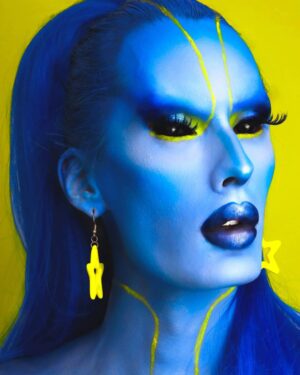 Roem Instagram - EXTRATERRESTRIAL 👽 ⚠️

A sighting in plain sight. Open your eyes. It's right in front of you 🌊🛸

#dragqueen #rupaulsdragrace #photoshoot #abstractmakeup #dragmakeup #makeuplooks #sciencefiction #dragraceholland #alien #alienmakeup #facepaint #dragartist #makeupartist #makeuptransformation #weirdmakeup #blackeyes #abstractmakeup #bluemakeup