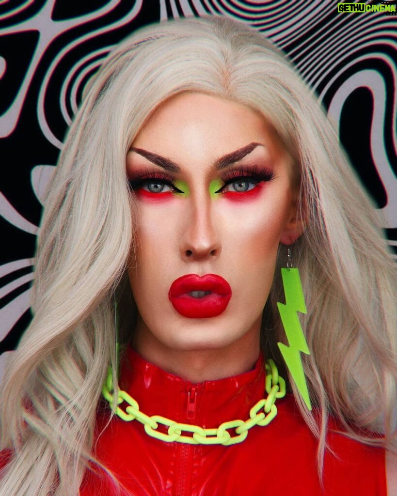 Roem Instagram - ACID 🧪 The closer you come to knowing that you alone create the world you live in, the more vital it becomes for you to discover just who is doing the creating #redandgreen #neonmakeup #vibrantmakeup #dragqueen #rpdr #rupaulsdragrace #dragraceholland #makeup #makeupinspiration #makeuplooks #greenmakeup #redmakeup #brutalism #acid #dragracedownunder #redlips