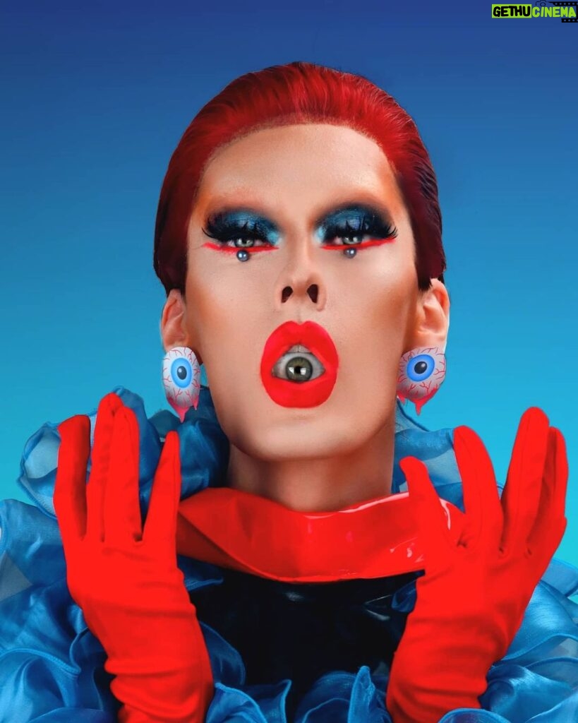 Roem Instagram - 👁️ DISTINGUISH 👁️ If you can't keep your eye on the prize, put it in your mouth. 👄 #dragqueen #dragmakeup #latex #rupaulsdragrace #rpdr #rupaul #makeup #makeuptransformation #abstractmakeup #pearlmakeup #redblue #avantgarde #editorial #photography #photoshoot #model #dragraceholland #dragracedownunder #allstars6 #redhair #wig #drag #dragraceespaña#illussion #pride
