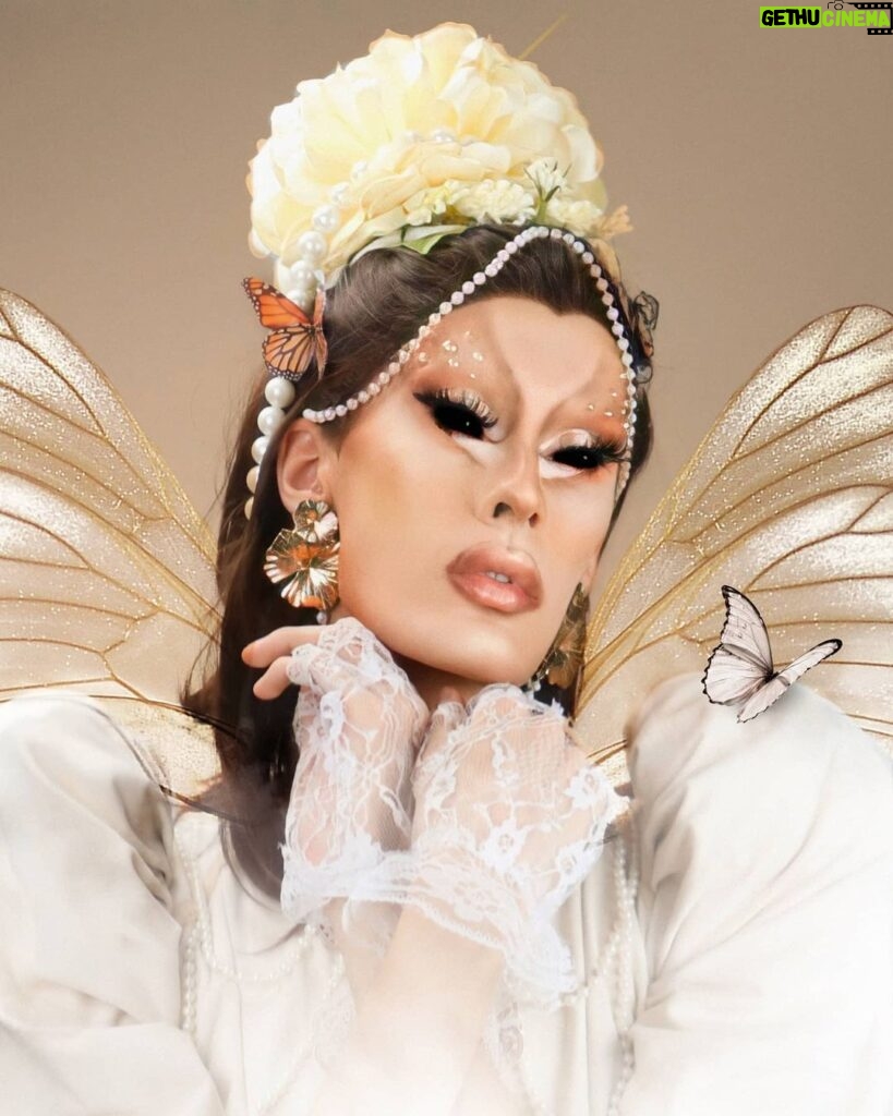 Roem Instagram - μητέρα φύση x [ Mother Nature ] 🦪 A caterpillar can only stay comfortable in its own cocoon for so long. At the end of the day it has to bloom into the beautiful butterfly it is, whatever it takes. Now fly 🦋 #dragqueen #rupaulsdragrace #photoshoot #abstractmakeup #dragmakeup #makeuplooks #mirrormirror #dragraceholland #mothernature #pearlmakeup #flowermakeup #dragartist #makeupartist #makeuptransformation #weirdmakeup #blackeyes #dragking #butterfly