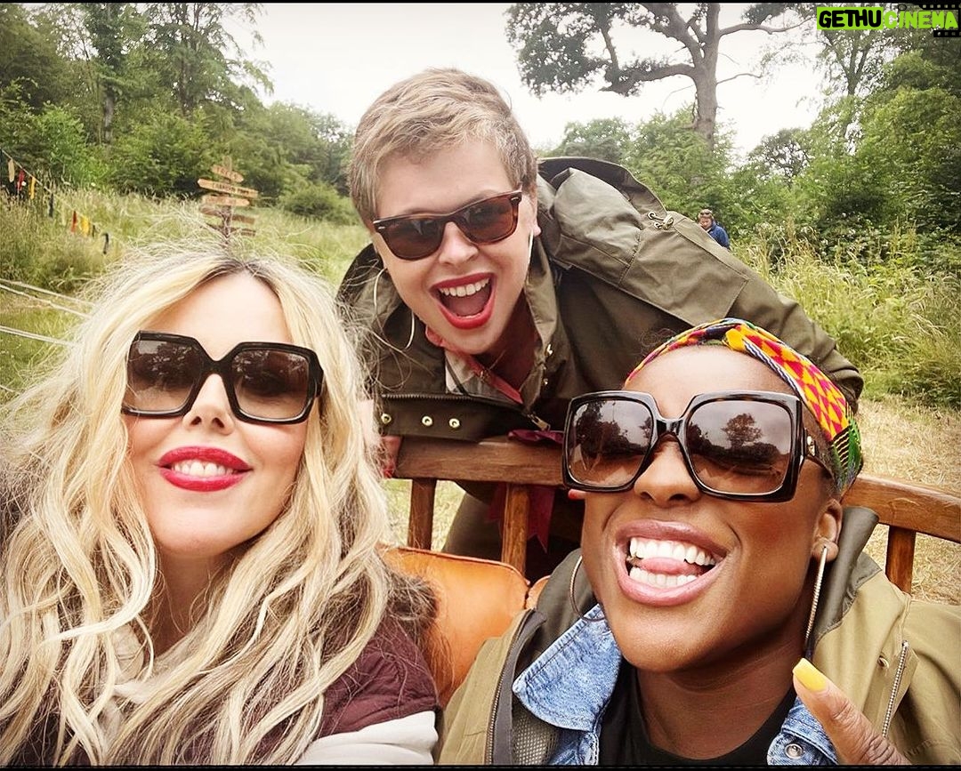 Roisin Conaty Instagram - ‘Outsiders’ on tonight @dave_tvchannel 10pm with this pair of dreamboats @1judilove @thatlaurasmyth