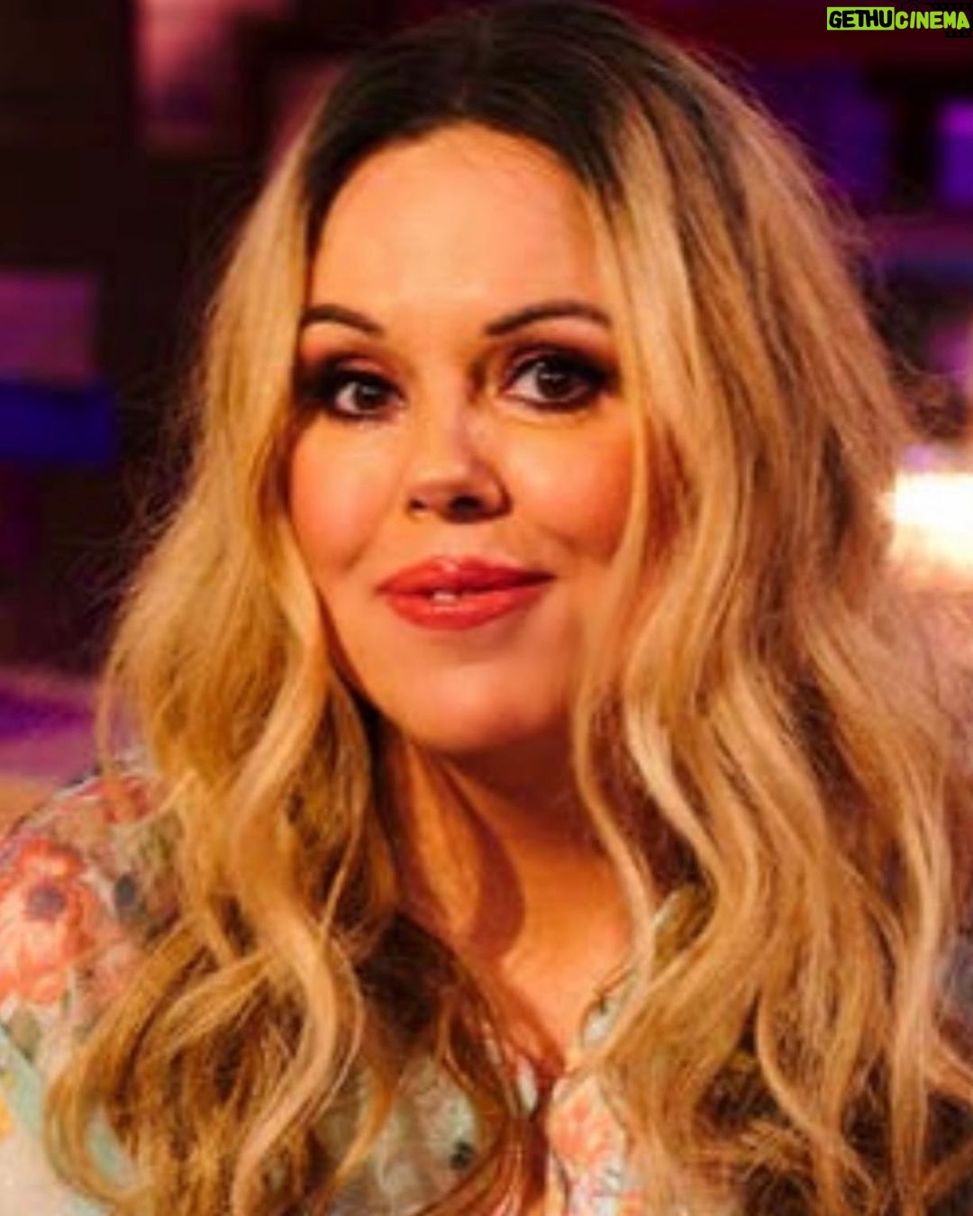Roisin Conaty Instagram - Here I am with lockdown roots from hell doing wonderstuff @sara.pascoe show ‘Guessable’ tonight 9pm on @comedycentraluk it was fun to record & as you can guess I’m really good at the games 🥴❤️