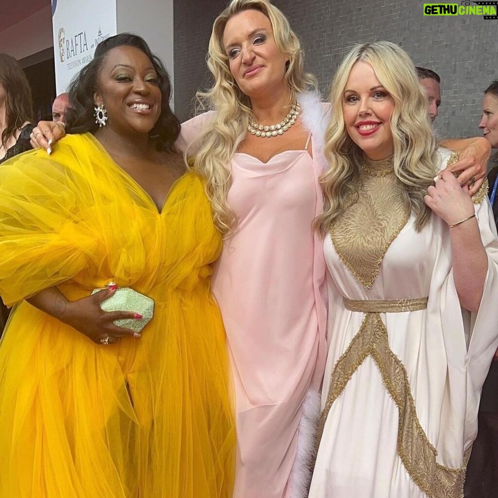Roisin Conaty Instagram - Lovely night at Bafta awards with @calgintz Styled by @jennifer.michalski.bray.style dress by @gyunel make up @sarabrixtonwork hair @hair_by_saba ❤️ @1judilove @daisymaycooper @gregdavies