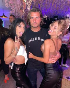 Romain Chavent Instagram - Every Man needs a Blonde & Brunette Bestie👩🏻‍🤝‍👩🏼😝🔥