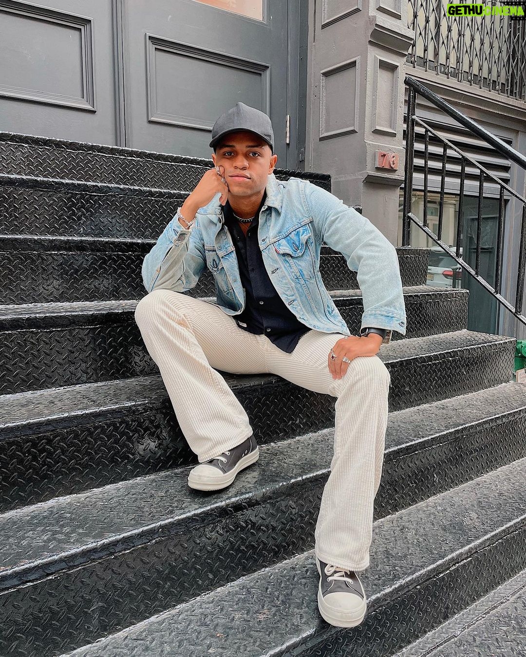 Roman Banks - 3.7K Likes - tell me something