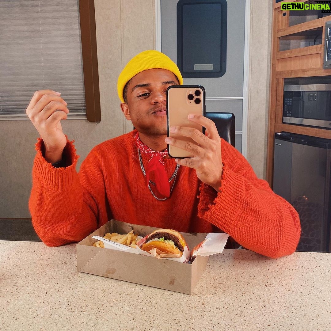 Roman Banks - 3.3K Likes - this is 22. 🎈⠀
thank you God. ⠀
⠀
even though it’s my birthday, I got you a lil’ present. swipe right. 😉⠀
hear the preview only on my tiktok! ⠀
pre-save link in bio.
