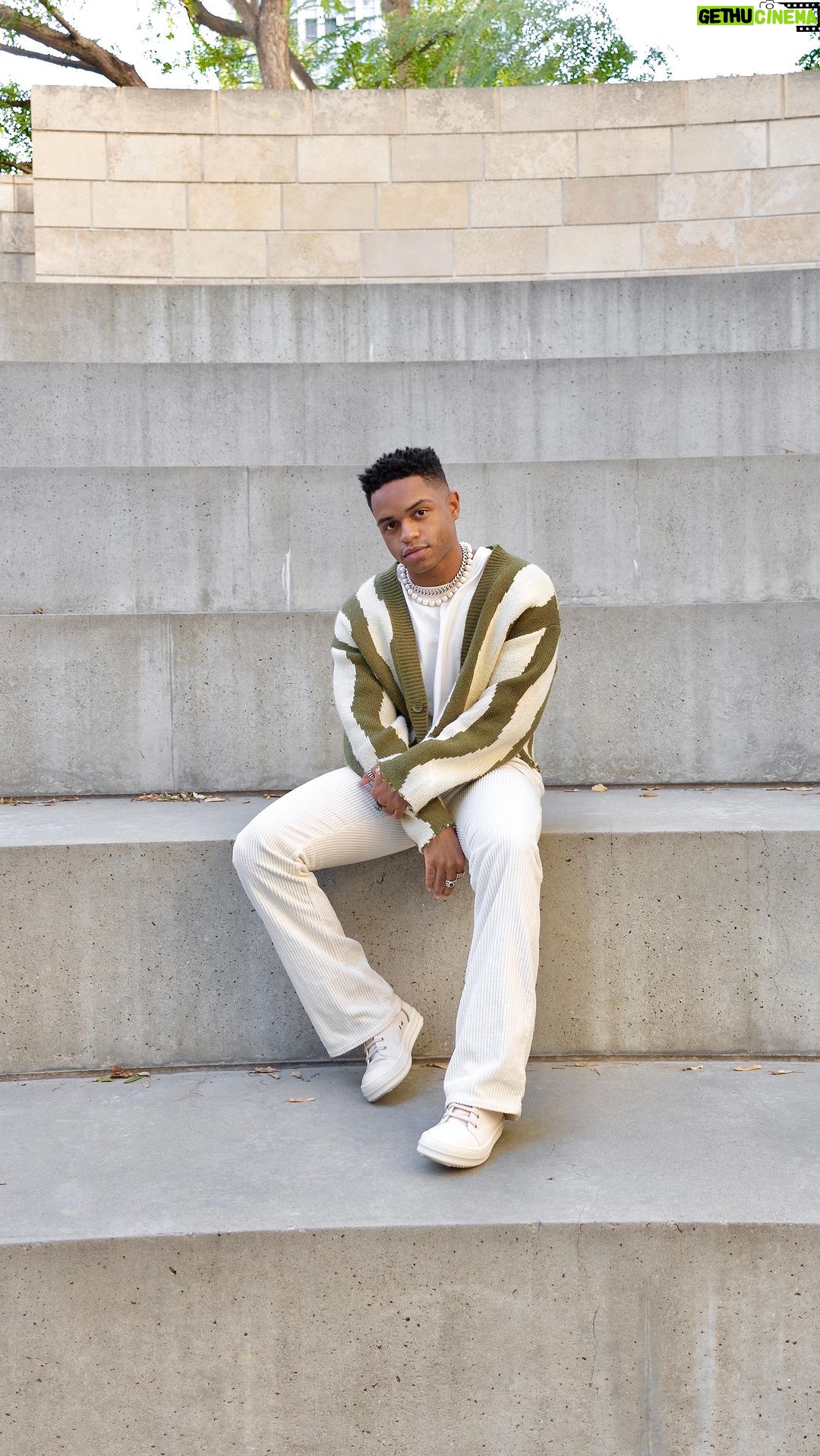 Roman Banks - 622 Likes - taking it all in…
(📷: @calebrouse_)
#fallvibes🍁 #ootd #outfitinspiration #greenery #fallcolors #romanbanks #earthtones