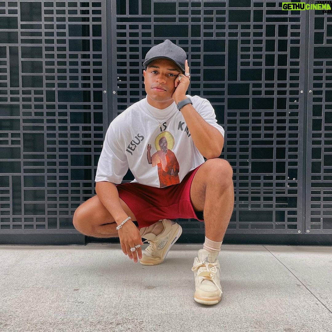 Roman Banks - 8.1K Likes - hey siri play handsome