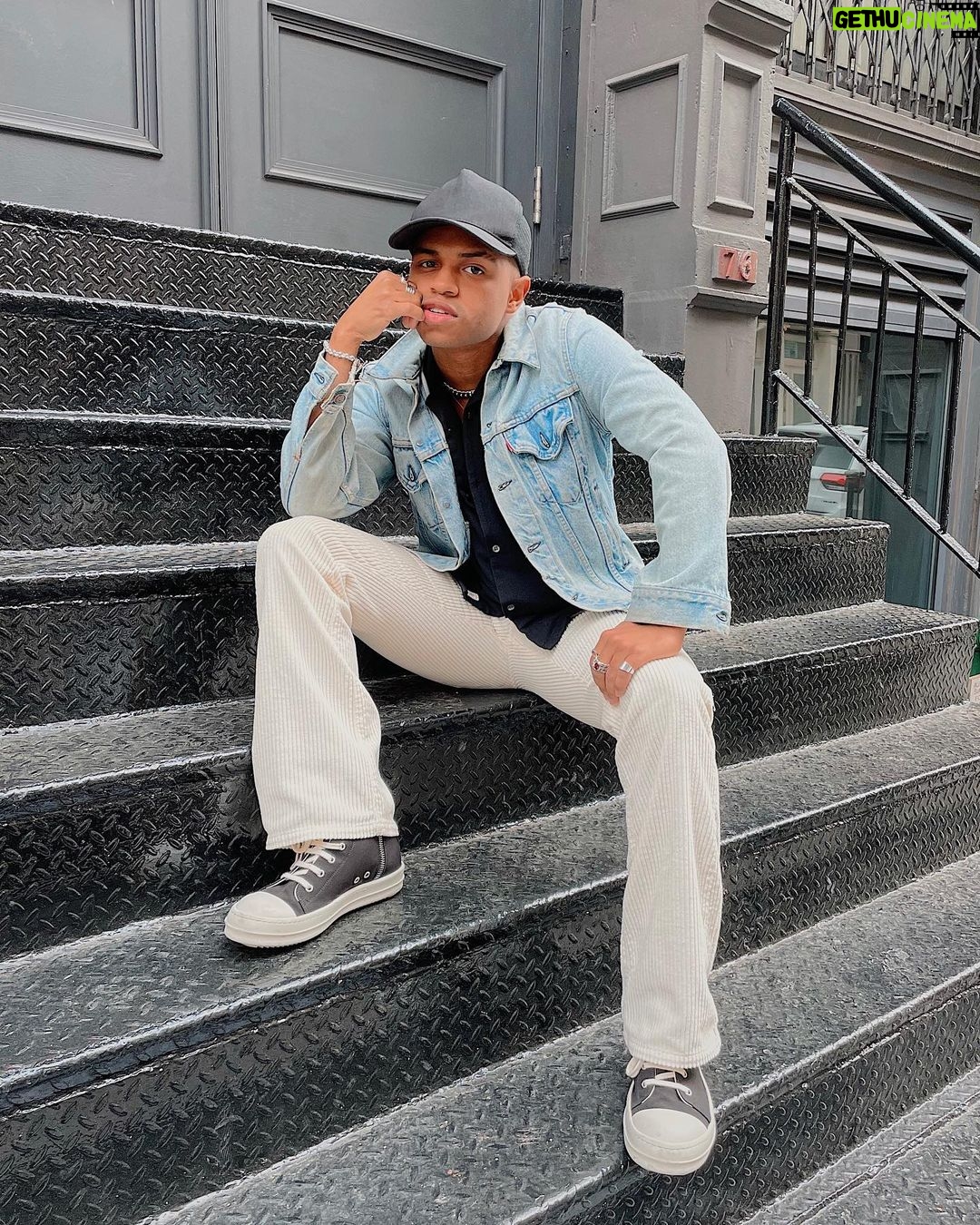 Roman Banks - 3.7K Likes - tell me something