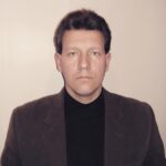 Roman Popov Instagram - Всë помню, пап. Каждую секунду с тобой. Как лежал ребёнком на твоей крепкой руке, как подростком слушал все твои советы, как будучи молодым мужчиной старался копировать тебя во всём. Как вдруг резко и неожиданно стал "главой семьи". Эти 10 лет были полны испытаний, и Вселенная продолжает проверять меня на стойкость. Не всегда и не со всем я справляюсь, но знаю... Ты где-то рядом. Всегда. Мой Ангел. Люблю тебя. 🥺 #АлексейПопов