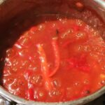 Roman Popov Instagram – Всем предновогодний привет. То есть салют! 👋🏼
Напишите в комментариях название соуса, который я готовлю. И для какого блюда я это делаю? 
Победителю… Ну даже не знаю… Видео поздравление и пожелания антител. 😏
#2021ПриходиУже