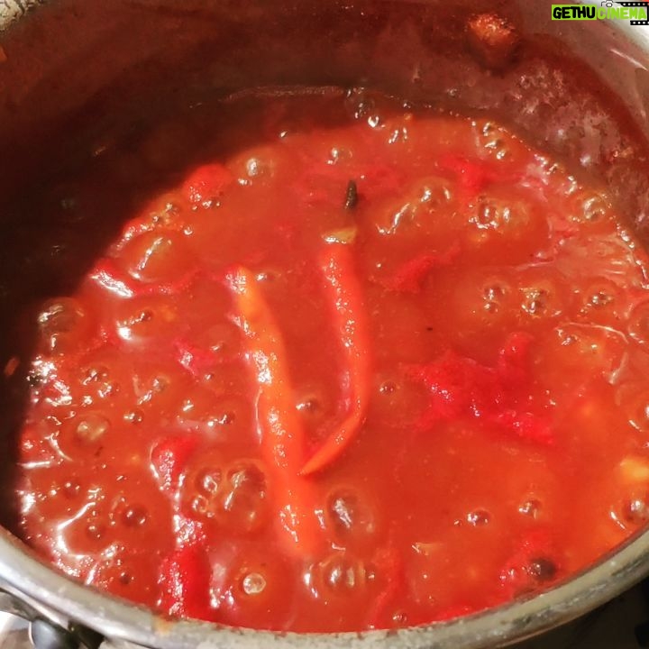 Roman Popov Instagram - Всем предновогодний привет. То есть салют! 👋🏼 Напишите в комментариях название соуса, который я готовлю. И для какого блюда я это делаю? Победителю... Ну даже не знаю... Видео поздравление и пожелания антител. 😏 #2021ПриходиУже