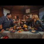 Roman Popov Instagram – Дорогие мои подписчики, впереди нас ждут #добрыетрадиции новогодних праздников. Собирайтесь вместе с друзьями и близкими, с которыми вы можете быть самими собой. А чтобы праздники стали еще душевнее, можете прихватить бутылочку Black Ram, как герои нашего нового мини-фильма «Беседка Чёрного барана»