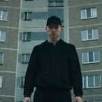 Roman Popov Instagram – Всем привет. Я – Рома, пацан с “Восточных Дворов”. Не “мотался”. Старших знал лично. Уважали. 

90-ые годы… 
Я вырос в районе, где в среднем 9 из 10 пацанов жили “по понятиям”. Очень мало было “цивилов” и “нефоров”. Арестантская романтика меня не привлекала, хоть и друзей, в среде тех, кто “мотался” и помогал “сидельцам”  было немало. 
Выбор был тогда невелик. Либо ты “мотаешься” за свой район, либо… Будешь бит, это как минимум. Сложно передать всю изобретательность (телесных наказаний, психологического давления, публичных “акций”) подростков 90-х из панельных районов. 
Я не мотался, я одевался иначе,  слушал другую музыку, но бит ни разу не был. Потому что Справедливость в любом вопросе была моей религией. И за это меня уважали. Я становился старше. Творчество и сцена начали кружить мою голову. И… 
Я выбрал СВОЙ ПУТЬ. Путь, которым следую и теперь. Путь, который сделал меня тем, кто я есть. Я не жалею. 
7 из 9 пацанов из моего района к 2005 году уже сели (и не по разу), умерли от наркоты или алкашки. 
Одумайтесь. И найдите свой Путь. 
Путь, который не оборвется нелепо. 
АУЕ – запрещенная в России экстремистская организация.

Смотри больше на @zonan.ekomforta
