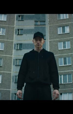 Roman Popov Instagram - Всем привет. Я - Рома, пацан с "Восточных Дворов". Не "мотался". Старших знал лично. Уважали. 

90-ые годы... 
Я вырос в районе, где в среднем 9 из 10 пацанов жили "по понятиям". Очень мало было "цивилов" и "нефоров". Арестантская романтика меня не привлекала, хоть и друзей, в среде тех, кто "мотался" и помогал "сидельцам"  было немало. 
Выбор был тогда невелик. Либо ты "мотаешься" за свой район, либо... Будешь бит, это как минимум. Сложно передать всю изобретательность (телесных наказаний, психологического давления, публичных "акций") подростков 90-х из панельных районов. 
Я не мотался, я одевался иначе,  слушал другую музыку, но бит ни разу не был. Потому что Справедливость в любом вопросе была моей религией. И за это меня уважали. Я становился старше. Творчество и сцена начали кружить мою голову. И... 
Я выбрал СВОЙ ПУТЬ. Путь, которым следую и теперь. Путь, который сделал меня тем, кто я есть. Я не жалею. 
7 из 9 пацанов из моего района к 2005 году уже сели (и не по разу), умерли от наркоты или алкашки. 
Одумайтесь. И найдите свой Путь. 
Путь, который не оборвется нелепо. 
АУЕ - запрещенная в России экстремистская организация.

Смотри больше на @zonan.ekomforta
