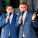 Roman Popov Instagram – Мальчишки снова в те… Снова в деле!
#Дуэт2014 специально для @2capitals.ru 😉
Звоните, пишите – проведëм.
#ДуэтВедущих Константиновский Дворец