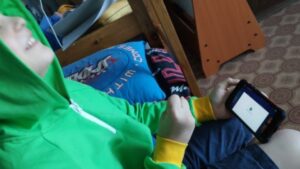 Roman Popov Instagram - Сегодня Фëдору Романовичу исполнилось 10 лет. 
Парень растёт, мужает и учится взаимодействию с окружающим миром. 
Свой подарок на первый достойный юбилей этот зумер получил в лучших традициях нашего с Вами "миллениального детства" заранее, в формате: "Дарим тебе это сейчас, но это тебе на День Рождения!"
А сегодня решили подарить  бонус, о котором он так мечтал. 
С утра Фëдор "запончил" себе в игре Brawl Stars 2000 гемов. Счастью нет предела! 

 P. S.: Когда мне исполнилось 12 лет, родители бонусом к основному подарку купили мне 12 кг бананов, которые я так любил. Это причина по которой я со временем потерял интерес к этому фрукту. Надеюсь, что этот лайфхак сработает и сегодня. 😏

#ДеньРожденьяПраздникДетства #ИНикудаНикудаНикудаОтНегоНеДеться