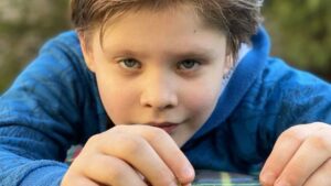 Roman Popov Instagram - Сегодня Фëдору Романовичу исполнилось 10 лет. 
Парень растёт, мужает и учится взаимодействию с окружающим миром. 
Свой подарок на первый достойный юбилей этот зумер получил в лучших традициях нашего с Вами "миллениального детства" заранее, в формате: "Дарим тебе это сейчас, но это тебе на День Рождения!"
А сегодня решили подарить  бонус, о котором он так мечтал. 
С утра Фëдор "запончил" себе в игре Brawl Stars 2000 гемов. Счастью нет предела! 

 P. S.: Когда мне исполнилось 12 лет, родители бонусом к основному подарку купили мне 12 кг бананов, которые я так любил. Это причина по которой я со временем потерял интерес к этому фрукту. Надеюсь, что этот лайфхак сработает и сегодня. 😏

#ДеньРожденьяПраздникДетства #ИНикудаНикудаНикудаОтНегоНеДеться