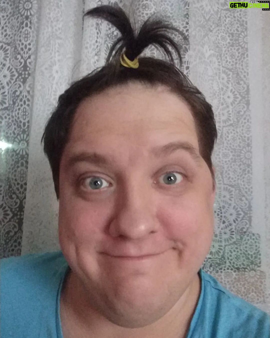 Roman Popov Instagram - Икона Стиля... Не дать, ни взять. 🤪Всем хорошего и солнечного дня. Улыбайтесь чаще, друзья. Во-первых, это бесплатно. :)