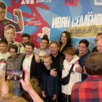 Roman Popov Instagram - Премьера "Иван Семëнов: Школьный Переполох"! @antonbogdanov, спасибо, что осуществил мою мечту! Друзья, я снялся в добром, смешном и невероятно драйвовом детском фильме! Тем более камео! :)