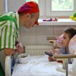 Roman Popov Instagram – Сейчас клоуны в больницах – это нормальное явление. Но так было не всегда. За последние 10 лет терапевтическая клоунада активно развивается в нашей стране. На моей странице Вы уже читали про Лерику, которая является профессиональным цирковым и медицинским клоуном по имени Тик-Так. Она ведёт #КлоунскийБлог , где публикует заметки о своём удивительном деле. Лерика является частью уникальной организации «ЛенЗдравКлоун», интегрирующей медицинских клоунов в систему здравоохранения в России.
⠀
У каждого желающего есть возможность познакомиться с новой профессией и присоединиться к команде красноносых специалистов, которые работают в детских и взрослых больницах, хосписах и пунктах временного размещения беженцев. Открыт набор в «Школу медицинских клоунов – 2022». Отборочные туры пройдут 20 и 21 августа в Москве, Санкт-Петербурге, Краснодаре. Участие бесплатное, регистрация обязательна. Ссылка на анкету для участников в профилях @lerika_pivnenko , @lenzdravclown
⠀
Друзья, давайте помогать вместе – поделитесь этой информацией, поддержите детей и взрослых, оказавшихся в сложных жизнных ситуациях, чтобы к ним пришли профессиональные медицинские клоуны и вместе они нашли силы для борьбы с тяжёлыми диагнозами. Спасибо!
⠀
#ЛенЗдравКлоун : Лечение через развлечение – Когда не за что больше держаться, можно держаться за нос :🔴)

📸 На фото медицинский клоун Пугги Пуговкин налаживает контакт с подопечным ребёнком