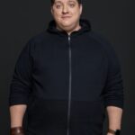 Roman Popov Instagram – Я не ревнивый. Почти. Выяснилось, что “почти” относительно недавно. 
Моя жена – фотограф. Она снимает всё. Пейзажи, моделей, предметы… Но её наикрутейшая фишка и максимально прокачанный  скилл – лица людей. Портреты у неё лучшие. 
А ещё одно из основных направлений её деятельности это актëрские портфолио или, как их называют head-shots. Вот тут фотограф с дипломом психолога творит просто истинные чудеса. 
И когда она с камерой, а актёры, пришедшие к ней на фотосет, начинают её расхваливать, в она в ответ хвалит человека в кадре… Вот в эту самую минуту мне лучше не находиться в студии. :)) 
К счастью её любимая модель – я. :) 
Ну… Я в это верю. 
ДОРОГИЕ КОЛЛЕГИ, ЗАПОМНИТЕ! 
@portfolio_actors – проект моей обожаемой @yul_popova! Десятки актёров, кто уже попадал в объектив этой наичудеснейшей женщины, не дадут мне соврать – она крутая! 
Приглашаю к сотрудничеству.

Ах да. Всем пришедшим от меня – скидка. 💋
Чмокнул Вас всех, чтоб она тоже не расслаблялась. 😈