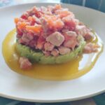 Roman Popov Instagram – Тар-тар из тунца, форели и лосося на подушке из гуакамоле с манговым соусом. Round! 🤘🏼
#РомкаНаКухне