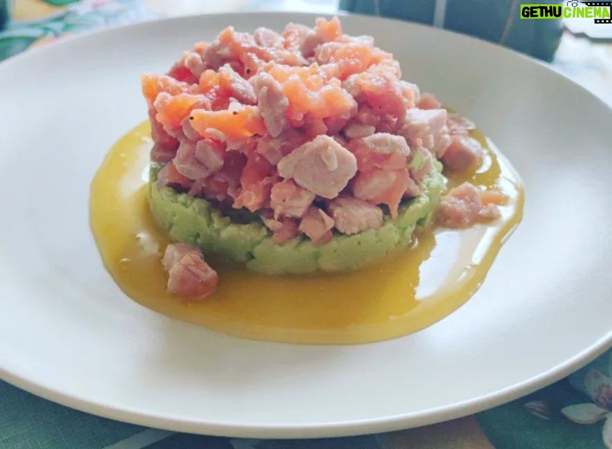 Roman Popov Instagram - Тар-тар из тунца, форели и лосося на подушке из гуакамоле с манговым соусом. Round! 🤘🏼 #РомкаНаКухне
