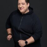 Roman Popov Instagram – Я не ревнивый. Почти. Выяснилось, что “почти” относительно недавно. 
Моя жена – фотограф. Она снимает всё. Пейзажи, моделей, предметы… Но её наикрутейшая фишка и максимально прокачанный  скилл – лица людей. Портреты у неё лучшие. 
А ещё одно из основных направлений её деятельности это актëрские портфолио или, как их называют head-shots. Вот тут фотограф с дипломом психолога творит просто истинные чудеса. 
И когда она с камерой, а актёры, пришедшие к ней на фотосет, начинают её расхваливать, в она в ответ хвалит человека в кадре… Вот в эту самую минуту мне лучше не находиться в студии. :)) 
К счастью её любимая модель – я. :) 
Ну… Я в это верю. 
ДОРОГИЕ КОЛЛЕГИ, ЗАПОМНИТЕ! 
@portfolio_actors – проект моей обожаемой @yul_popova! Десятки актёров, кто уже попадал в объектив этой наичудеснейшей женщины, не дадут мне соврать – она крутая! 
Приглашаю к сотрудничеству.

Ах да. Всем пришедшим от меня – скидка. 💋
Чмокнул Вас всех, чтоб она тоже не расслаблялась. 😈