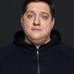 Roman Popov Instagram – Я не ревнивый. Почти. Выяснилось, что “почти” относительно недавно. 
Моя жена – фотограф. Она снимает всё. Пейзажи, моделей, предметы… Но её наикрутейшая фишка и максимально прокачанный  скилл – лица людей. Портреты у неё лучшие. 
А ещё одно из основных направлений её деятельности это актëрские портфолио или, как их называют head-shots. Вот тут фотограф с дипломом психолога творит просто истинные чудеса. 
И когда она с камерой, а актёры, пришедшие к ней на фотосет, начинают её расхваливать, в она в ответ хвалит человека в кадре… Вот в эту самую минуту мне лучше не находиться в студии. :)) 
К счастью её любимая модель – я. :) 
Ну… Я в это верю. 
ДОРОГИЕ КОЛЛЕГИ, ЗАПОМНИТЕ! 
@portfolio_actors – проект моей обожаемой @yul_popova! Десятки актёров, кто уже попадал в объектив этой наичудеснейшей женщины, не дадут мне соврать – она крутая! 
Приглашаю к сотрудничеству.

Ах да. Всем пришедшим от меня – скидка. 💋
Чмокнул Вас всех, чтоб она тоже не расслаблялась. 😈