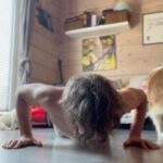 Roman Tomeš Instagram – Naše rutina s Bonnie “kazicvičkou”. Jakmile začnu cvičit, hned přiběhne! Nikdy mě nenechá!😀
