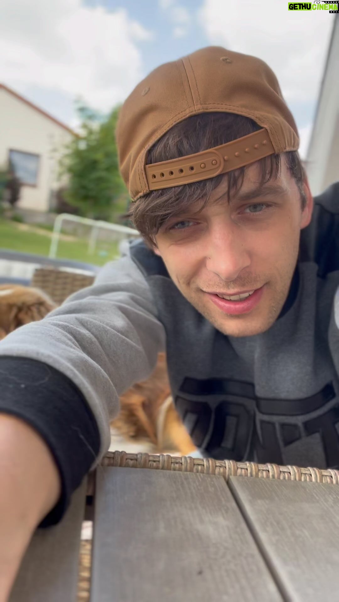 Roman Tomeš Instagram - Eko-výzva! Celý minulý týden probíhala soutěž mezi Prahou a Brnem, kdo nasbírá více balíčků do Eko-výzvy od @genesis_eshop 👌 Samozřejmě bylo jasné, že v čele se mnou vyhraje BRNOOOOO!!😂🙌.. Ne, vážně, výhra je to společná, protože jsem vybrali spoustu oblečení, které se pošle dál. Šetří to jak planetu, tak prostředky.. rozhodně to má za nás veliký smysl a význam. Výherci 50.000 kreditů moc gratulujeme! #ekovyzva #spoluprace