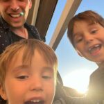 Roman Tomeš Instagram – Takový ty dny, kdy se zastavíš až večer a rovnou jdeš do postele. A od oběda mi dělali společnost tihle dva! Odučili se mnou několik skupin dětí ukulele a kytaru, strávili spoustu času v autě, byli se mnou v dabingu, na nákupu.. a teď jdeme spát. Být tátou je někdy brutál multitasking, ale co Vám budu povídat 😂🤌 #lovethemtothemoonandback