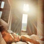 Roman Tomeš Instagram – Dnešní božský Luhačovický slunečný ráno. Kousek ráje jenom pro nás.

A tady můžete být svědky toho, že když dva dělají totéž…není to vždy totéž. A že je prej důležitá nějaká kompozice. 🤷🏽‍♀️ No je to spíš o úhlu pohledu. 😂
Já chtěla takovou tu hezkou fotku se sluncem v posteli, takovou tu uměleckou, jak můžete vidět na první fotce, kterou fotil ten můj Romeo. No a povedlo se mi vyplodit pouze velmi romantické foto č. 2 dvou oteklých příšerek, ale za to naprosto autentickou. 😂

Ještě, že toho Romču mám. Jakoby na focení. No dobře- i na jiný věci❤️

#ukazpravdu 
#nenikompozicejakokompozice
#uhelpohledu Wellness & spa hotel Augustiniánský dům