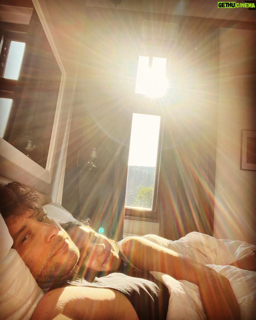 Roman Tomeš Instagram - Dnešní božský Luhačovický slunečný ráno. Kousek ráje jenom pro nás. A tady můžete být svědky toho, že když dva dělají totéž…není to vždy totéž. A že je prej důležitá nějaká kompozice. 🤷🏽‍♀️ No je to spíš o úhlu pohledu. 😂 Já chtěla takovou tu hezkou fotku se sluncem v posteli, takovou tu uměleckou, jak můžete vidět na první fotce, kterou fotil ten můj Romeo. No a povedlo se mi vyplodit pouze velmi romantické foto č. 2 dvou oteklých příšerek, ale za to naprosto autentickou. 😂 Ještě, že toho Romču mám. Jakoby na focení. No dobře- i na jiný věci❤️ #ukazpravdu #nenikompozicejakokompozice #uhelpohledu Wellness & spa hotel Augustiniánský dům