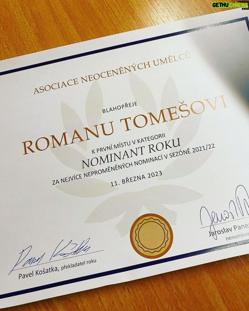 Roman Tomeš Instagram - Nejkrásnější ocenění tohoto roku😂😂😂👌❤️Byli jsme s Hedwig nominovaní na čtyři různá ocenění.. vlastně jsme rekordmani v mnoha ohledech! Ač jsme ani jednu nominaci neproměnili, tohle je nejvíc!! Děkuju!❤️#hedwigandtheangryinch