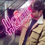 Roman Tomeš Instagram - Bouchejte šampáňa, koupejte se ve třpytkách a nasaďte svoje největší jehly! 🥳🍾 Dnes slavíme přesně 1 ROK od naší české premiéry HEDWIG A JEJÍ ANGRY INCH v Malostranské besedě ⭐️ Loni touto dobou stoupala nervozita z prvních oficiálních diváků a kritiků. A my od té doby urazili dlouhou cestu, řady našeho týmu také rozšířila dvě děťátka 👩‍👧‍👦 Děkujeme všem, kteří nás podpořili a nadále podporují. A nejvíce samozřejmě děkujeme vám, divákům. ❤️ Bez vás by to nešlo a jsme rádi, že chodíte, a to často opakovaně 🤩 Na oslavu vám posíláme 10 nikdy nezveřejněných fotek ze zákulisí naší show, které na naší Hedwig cestě pořídil náš pan režisér Pavel Košatka. 🥳 Dnes připíjíme virtuálně 🥂 Ale všichni to společně oslavíme na výročním představení 26. února, tak si to nenechte ujít ☺️⭐️ Těšíme se na vás! #hedwigpraha #hedwigajejiangryinch #hedwigandtheangryinch #narozeniny #anniversary #birthday #johncameronmitchell #stephentrask #divadlo #theatre #musical #muzikal #malostranskabesesa #romantomes Malostranská beseda Klub