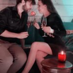 Roman Tomeš Instagram - #dokonalyvalentyn x #ukazpravdu Ať už strávíte Valentýna jakkoliv, tak hlavně buďte sami sebou. Vygravírovat si totiž můžete na skleničku co jen budete chtít. Za nás vede nad romantickými gesty #ukazpravdu, ostatně jako vždy, ale vy se můžete na Valentýna blejsknout. V @dekorant_czsk si stačí v editoru vytvořit vlastní návrh. Vybrat typ skleničky a vlastní motiv a udělat si pěknej večer dle vašeho gusta. Kód na slevu “MISA10” platí až do 12.2. a ke každé objednávce dostanete sladký dárek. ❤️ #valentyn #spoluprace