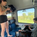 Roman Tomeš Instagram – Dnešní ranní dotáčka klipu “Nahou”. Cesta vlakem do Kolína a zpátky. Těším se, až Vám to ukážeme v celé své nahosti.🫶 @jeanecek @auborddulac #newsingle #nahou #shooting #novysingl