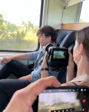 Roman Tomeš Instagram - Dnešní ranní dotáčka klipu “Nahou”. Cesta vlakem do Kolína a zpátky. Těším se, až Vám to ukážeme v celé své nahosti.🫶 @jeanecek @auborddulac #newsingle #nahou #shooting #novysingl