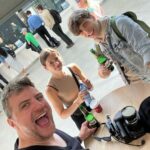 Roman Tomeš Instagram – Dnešní ranní dotáčka klipu “Nahou”. Cesta vlakem do Kolína a zpátky. Těším se, až Vám to ukážeme v celé své nahosti.🫶 @jeanecek @auborddulac #newsingle #nahou #shooting #novysingl