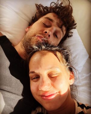 Roman Tomeš Instagram - Dnešní božský Luhačovický slunečný ráno. Kousek ráje jenom pro nás.

A tady můžete být svědky toho, že když dva dělají totéž…není to vždy totéž. A že je prej důležitá nějaká kompozice. 🤷🏽‍♀️ No je to spíš o úhlu pohledu. 😂
Já chtěla takovou tu hezkou fotku se sluncem v posteli, takovou tu uměleckou, jak můžete vidět na první fotce, kterou fotil ten můj Romeo. No a povedlo se mi vyplodit pouze velmi romantické foto č. 2 dvou oteklých příšerek, ale za to naprosto autentickou. 😂

Ještě, že toho Romču mám. Jakoby na focení. No dobře- i na jiný věci❤️

#ukazpravdu 
#nenikompozicejakokompozice
#uhelpohledu