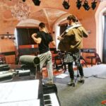 Roman Tomeš Instagram - Bouchejte šampáňa, koupejte se ve třpytkách a nasaďte svoje největší jehly! 🥳🍾 Dnes slavíme přesně 1 ROK od naší české premiéry HEDWIG A JEJÍ ANGRY INCH v Malostranské besedě ⭐️ Loni touto dobou stoupala nervozita z prvních oficiálních diváků a kritiků. A my od té doby urazili dlouhou cestu, řady našeho týmu také rozšířila dvě děťátka 👩‍👧‍👦 Děkujeme všem, kteří nás podpořili a nadále podporují. A nejvíce samozřejmě děkujeme vám, divákům. ❤️ Bez vás by to nešlo a jsme rádi, že chodíte, a to často opakovaně 🤩 Na oslavu vám posíláme 10 nikdy nezveřejněných fotek ze zákulisí naší show, které na naší Hedwig cestě pořídil náš pan režisér Pavel Košatka. 🥳 Dnes připíjíme virtuálně 🥂 Ale všichni to společně oslavíme na výročním představení 26. února, tak si to nenechte ujít ☺️⭐️ Těšíme se na vás! #hedwigpraha #hedwigajejiangryinch #hedwigandtheangryinch #narozeniny #anniversary #birthday #johncameronmitchell #stephentrask #divadlo #theatre #musical #muzikal #malostranskabesesa #romantomes Malostranská beseda Klub