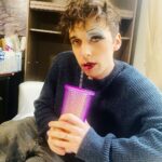 Roman Tomeš Instagram - Bouchejte šampáňa, koupejte se ve třpytkách a nasaďte svoje největší jehly! 🥳🍾 Dnes slavíme přesně 1 ROK od naší české premiéry HEDWIG A JEJÍ ANGRY INCH v Malostranské besedě ⭐️ Loni touto dobou stoupala nervozita z prvních oficiálních diváků a kritiků. A my od té doby urazili dlouhou cestu, řady našeho týmu také rozšířila dvě děťátka 👩‍👧‍👦 Děkujeme všem, kteří nás podpořili a nadále podporují. A nejvíce samozřejmě děkujeme vám, divákům. ❤️ Bez vás by to nešlo a jsme rádi, že chodíte, a to často opakovaně 🤩 Na oslavu vám posíláme 10 nikdy nezveřejněných fotek ze zákulisí naší show, které na naší Hedwig cestě pořídil náš pan režisér Pavel Košatka. 🥳 Dnes připíjíme virtuálně 🥂 Ale všichni to společně oslavíme na výročním představení 26. února, tak si to nenechte ujít ☺️⭐️ Těšíme se na vás! #hedwigpraha #hedwigajejiangryinch #hedwigandtheangryinch #narozeniny #anniversary #birthday #johncameronmitchell #stephentrask #divadlo #theatre #musical #muzikal #malostranskabesesa #romantomes Malostranská beseda Klub