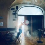 Roman Tomeš Instagram - Bouchejte šampáňa, koupejte se ve třpytkách a nasaďte svoje největší jehly! 🥳🍾 Dnes slavíme přesně 1 ROK od naší české premiéry HEDWIG A JEJÍ ANGRY INCH v Malostranské besedě ⭐️ Loni touto dobou stoupala nervozita z prvních oficiálních diváků a kritiků. A my od té doby urazili dlouhou cestu, řady našeho týmu také rozšířila dvě děťátka 👩‍👧‍👦 Děkujeme všem, kteří nás podpořili a nadále podporují. A nejvíce samozřejmě děkujeme vám, divákům. ❤️ Bez vás by to nešlo a jsme rádi, že chodíte, a to často opakovaně 🤩 Na oslavu vám posíláme 10 nikdy nezveřejněných fotek ze zákulisí naší show, které na naší Hedwig cestě pořídil náš pan režisér Pavel Košatka. 🥳 Dnes připíjíme virtuálně 🥂 Ale všichni to společně oslavíme na výročním představení 26. února, tak si to nenechte ujít ☺️⭐️ Těšíme se na vás! #hedwigpraha #hedwigajejiangryinch #hedwigandtheangryinch #narozeniny #anniversary #birthday #johncameronmitchell #stephentrask #divadlo #theatre #musical #muzikal #malostranskabesesa #romantomes Malostranská beseda Klub